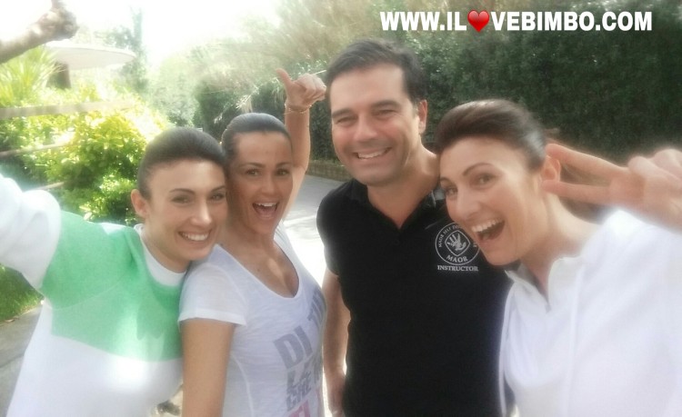 TRE DONNE ED UN ISTRUTTORE DI KRAV MAGA